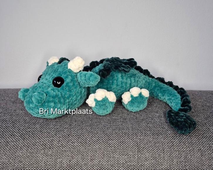 Gehaakte liggende draak 40cm, decoratie, cadeau, thema, Hobby en Vrije tijd, Breien en Haken, Nieuw, Haken, Overige typen, Ophalen of Verzenden
