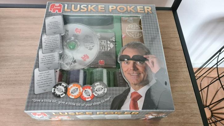 Luske Poker - Compleet met DVD en Zonnebril! NIEUW, Hobby en Vrije tijd, Gezelschapsspellen | Bordspellen, Nieuw, Een of twee spelers
