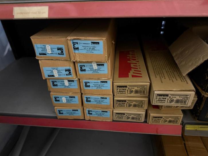 Makita spaanplaatschroeven 1000 stuks per doos op lint, Doe-het-zelf en Verbouw, IJzerwaren en Bevestigingsmiddelen, Nieuw, Schroeven