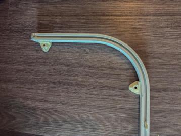 Gordijnrails wit 323 cm lang met bochten 22 cm diep beschikbaar voor biedingen