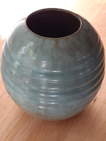Oude vaas, geribbeld. Aqua/groen 15cm hoog beschikbaar voor biedingen