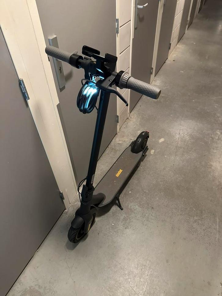 Segway Ninebot Kickscooter Max G30 incl. Accessoires, Fietsen en Brommers, Steps, Zo goed als nieuw, Elektrische step (E-scooter)