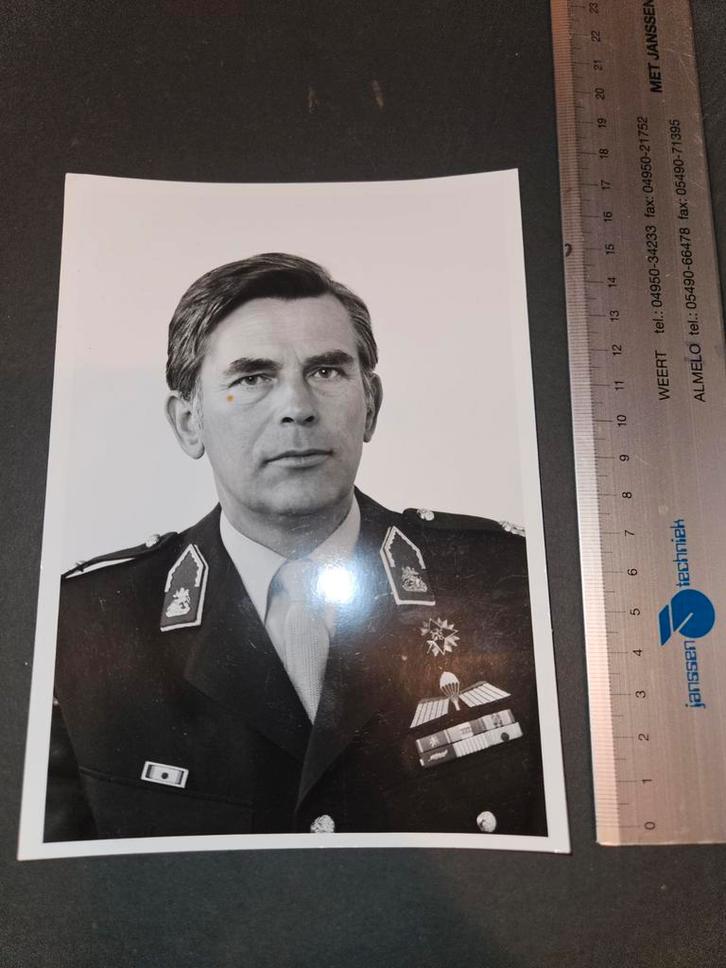 Foto Generaal Huyts met Korea Onderscheidingen, Verzamelen, Foto's en Prenten, Ophalen of Verzenden
