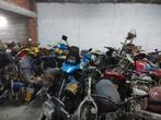 Honderden oude motoren/scooters/loop en sloop in een partij