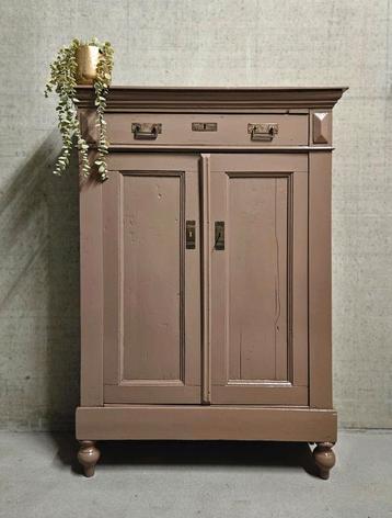 2️⃣Antieke brocante meidenkast vintage linnenkast kast taupe beschikbaar voor biedingen