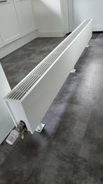 Jaga mini vrijstaande convector radiator 2.40m breed., Doe-het-zelf en Verbouw, Verwarming en Radiatoren, Ophalen, Zo goed als nieuw