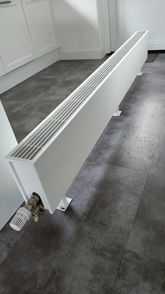 Jaga mini vrijstaande convector radiator 2.40m breed., Doe-het-zelf en Verbouw, Verwarming en Radiatoren, Zo goed als nieuw, Radiator