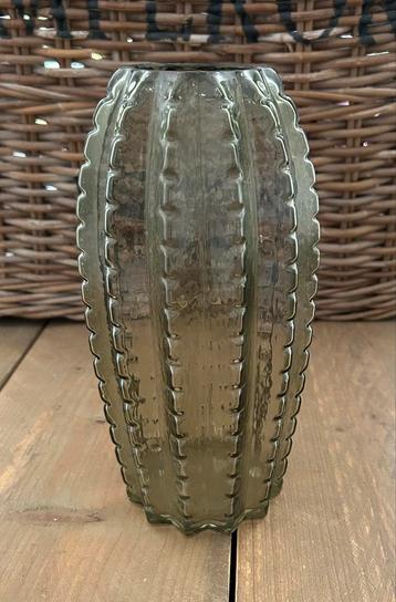 Vaas groen beschikbaar voor biedingen