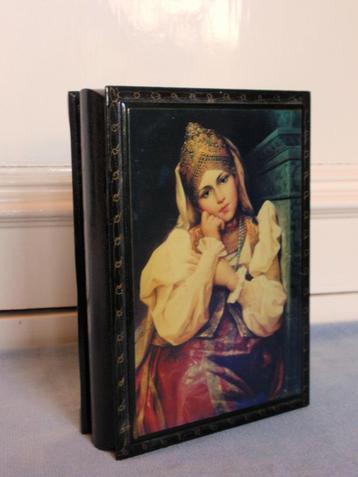 Oude lakdoos met geschilderd portret (gesigneerd) beschikbaar voor biedingen