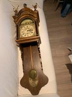 Friese staartklok met beeldjes, Antiek en Kunst, Antiek | Klokken, Ophalen of Verzenden