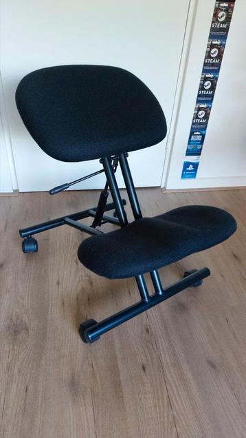 Ergonomische kniestoel beschikbaar voor biedingen