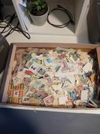 Schoenendoos met postzegels, Postzegels en Munten, Postzegels | Volle albums en Verzamelingen, Ophalen of Verzenden, Nederland en Buitenland
