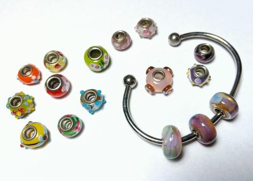 Leuke, vrolijke armband met 16 bedels (trollbeads?), Sieraden, Tassen en Uiterlijk, Armbanden, Zo goed als nieuw, Overige materialen