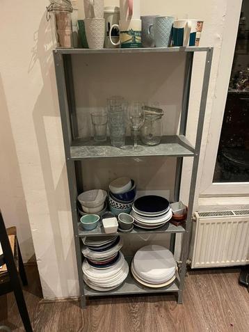 Grijze stellingkast beschikbaar voor biedingen