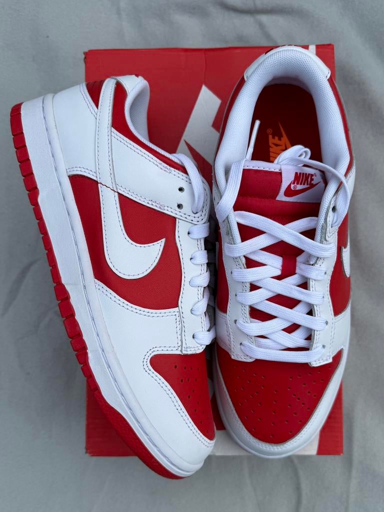 Nike Dunk Low Championship Red - Maat 42.5, Kleding | Heren, Schoenen, --, Overige kleuren, Nieuw, Ophalen of Verzenden