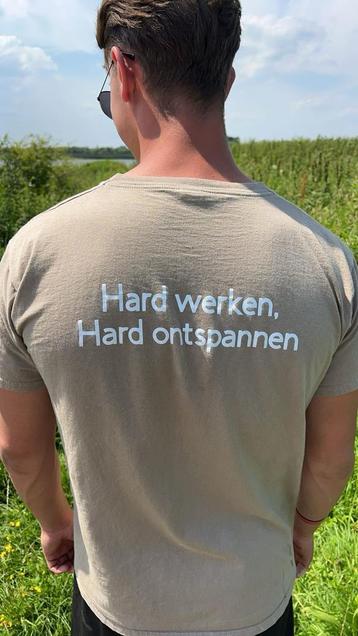 T-shirt - Hard werken, hard ontspannen beschikbaar voor biedingen