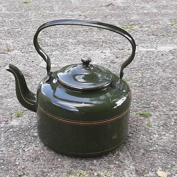 Antieke waterketel emaille groen met goudkleurige biezen beschikbaar voor biedingen