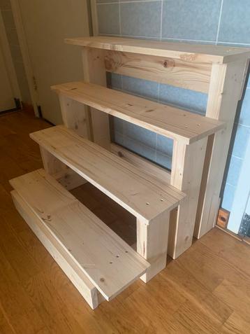 Decoratie-trapje beschikbaar voor biedingen
