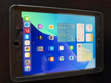 iPad 7e gen met otterbox hoes beschikbaar voor biedingen