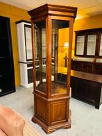 Klassieke vrijstaande vitrinekast met glas aan elke zijde, Ophalen