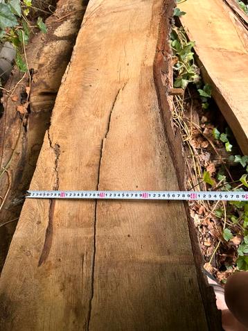 Oude eiken planken balken. beschikbaar voor biedingen