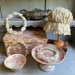 Antieke stoffen doos, jardiniere, bonnet *tres jolie Duiven*, Verzenden
