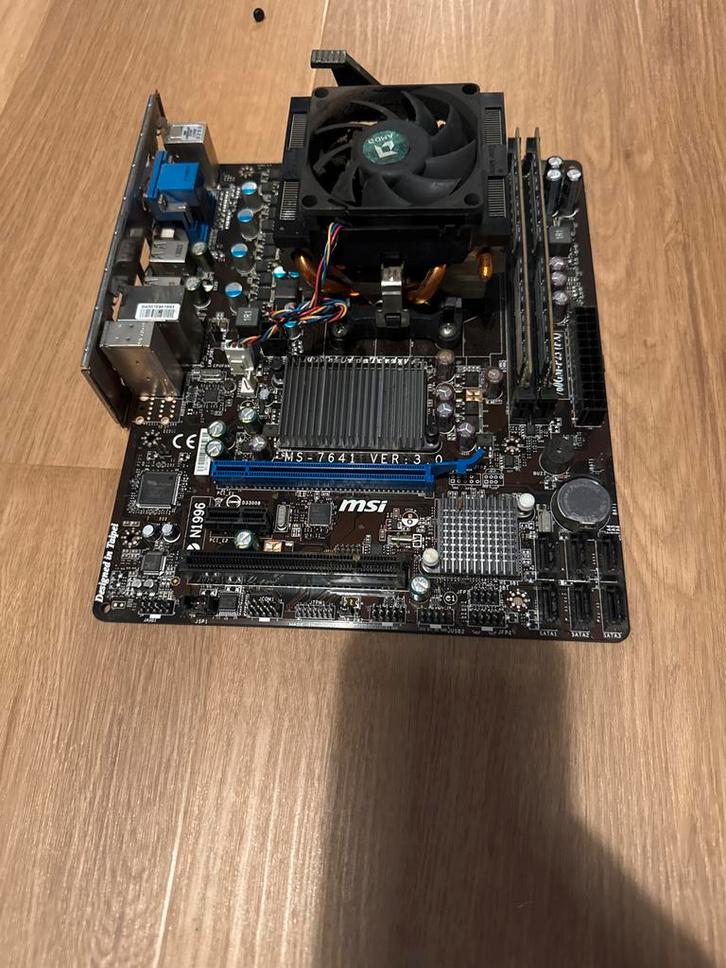 AMD AM3+ Moederbord met CPU en Koeler, Computers en Software, Moederborden, Gebruikt, AMD, DDR3, Ophalen of Verzenden