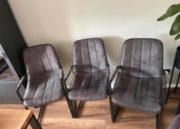 Industiele eetkamer stoelen beschikbaar voor biedingen