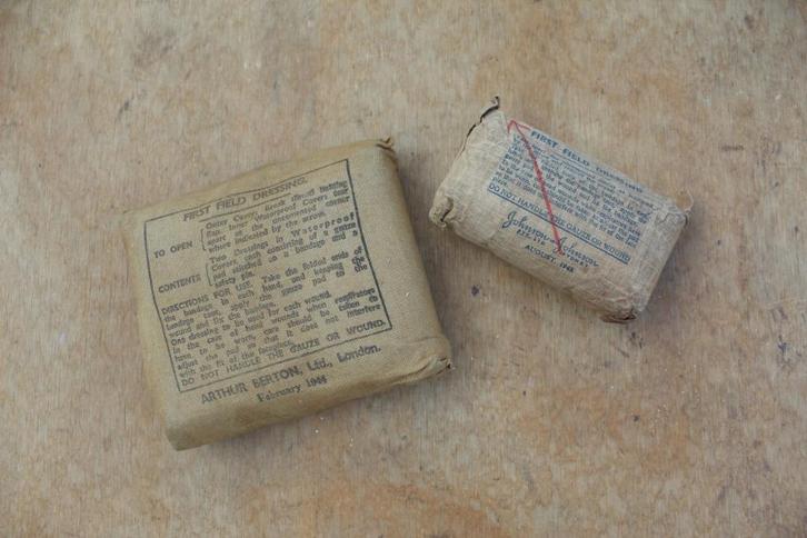 = Britse Medical Verbandpakjes 2x Ongebruikte Staat =, Verzamelen, Militaria | Tweede Wereldoorlog, Engeland, Ophalen of Verzenden