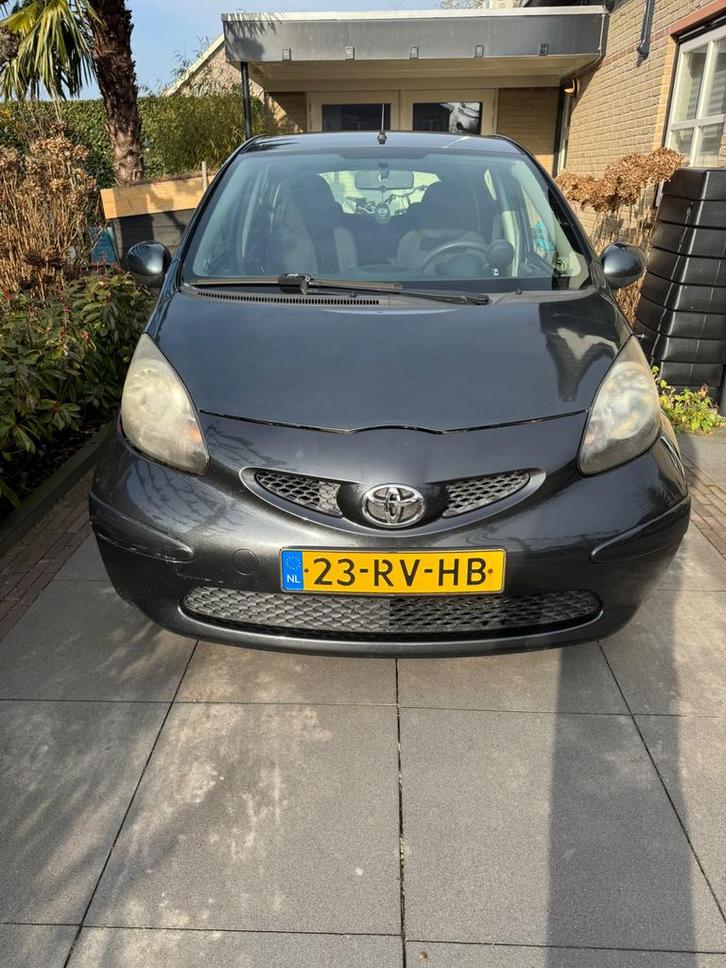 Toyota Aygo 1.0 12V Vvt-i 5DRS 2005 Grijs, Auto's, Toyota, Particulier, Aygo, Benzine, A, Hatchback, Handgeschakeld, Origineel Nederlands