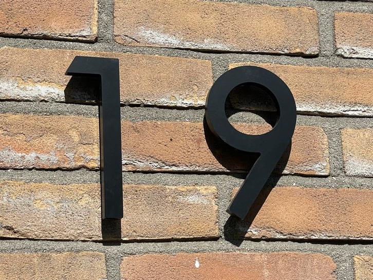 Zwarte metalen huisnummers 1 en 9, Doe-het-zelf en Verbouw, Metalen, Zo goed als nieuw, Ophalen of Verzenden