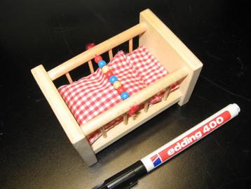 Poppenhuis baby bedje Hout beschikbaar voor biedingen