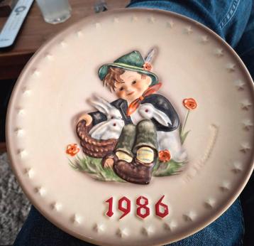 Hummel bord 1986 gesigneerd en puntgaaf.  beschikbaar voor biedingen