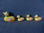 Blikken speelgoed Eend en drie kuikens China ca 1975 b 29 cm, Antiek en Kunst, Antiek | Speelgoed, Ophalen of Verzenden