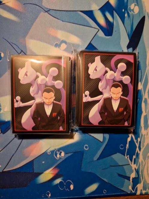 Destined Rivals Sleeves Giovanni en Mewtwo Team Rocket, Hobby en Vrije tijd, Verzamelkaartspellen | Pokémon, Zo goed als nieuw