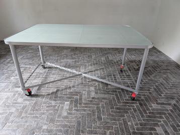 Moderne eettafel / bureau met wieltjes beschikbaar voor biedingen