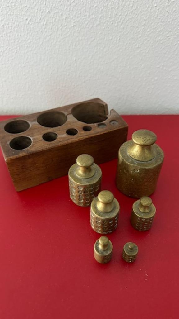 Houtenblok met 6 koperen gewichten, Antiek en Kunst, Antiek | Koper en Brons, Koper, Ophalen of Verzenden