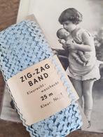 Oud kaartje met zig-zag band lichtblauw, Antiek en Kunst, Curiosa en Brocante, Ophalen of Verzenden