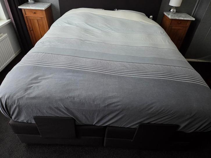 Elektrisch verstelbare boxspring 160x200, Huis en Inrichting, Slaapkamer | Boxsprings, Zo goed als nieuw, 160 cm, Tweepersoons