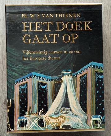 Het doek gaat op. 25 eeuwen in en om het Europese theater beschikbaar voor biedingen