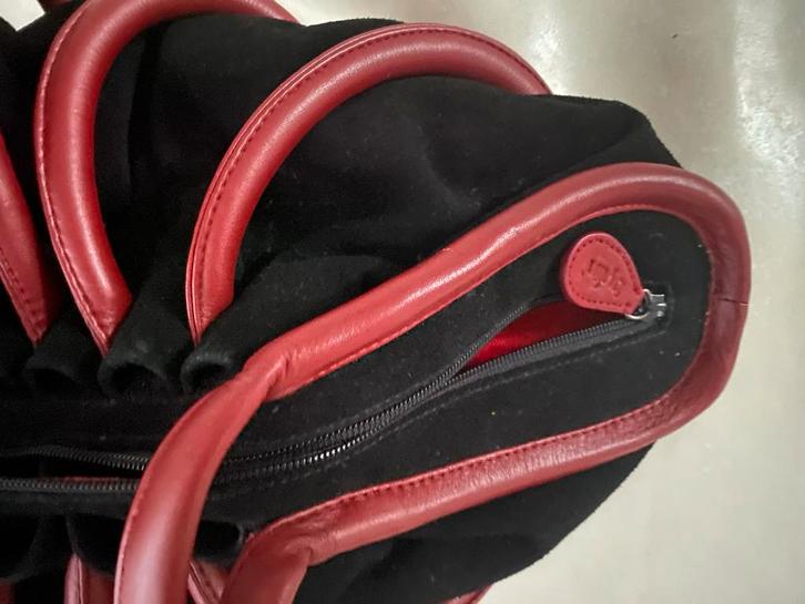 Design : Originele zwarte / roze rood handtas/rode details, Sieraden, Tassen en Uiterlijk, Tassen | Damestassen, Zo goed als nieuw