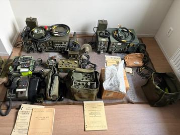 Groot lot US M151 en HMMWV radio sets compleet GRC VRC beschikbaar voor biedingen
