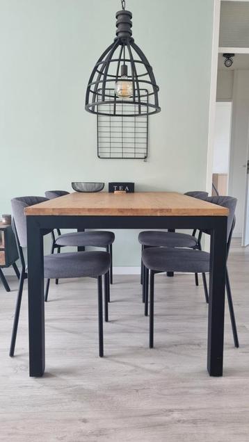 Eettafel 4 persoons + stoelen beschikbaar voor biedingen
