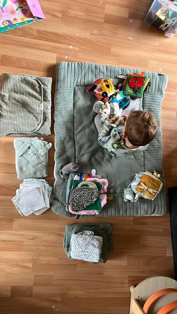 Uitgebreid babypakket (boxkleed, verschoonmatje koeka) beschikbaar voor biedingen