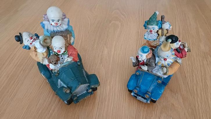 SERIE GRAPPIGE CLOWNS IN EEN AUTO VAN FIJN AARDEWERK, Verzamelen, Beelden en Beeldjes, Gebruikt, Mens, Ophalen
