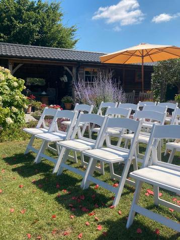 Te huur: 48 witte stoelen  beschikbaar voor biedingen