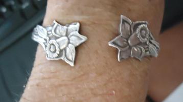 Zilveren armband met 2 Franse lelies  beschikbaar voor biedingen