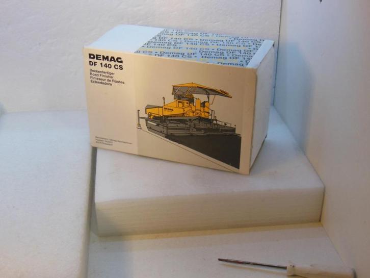 DEMAG DF 140 CS - Asfalteermach. NZG 395 - 1:50   in doos, Hobby en Vrije tijd, Modelauto's | 1:50, Nieuw, Overige typen, NZG