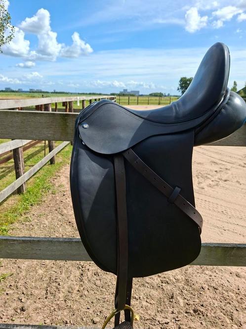 Mooi km luxe zadel 17.5 inch, Dieren en Toebehoren, Paarden en Pony's | Zadels, Zo goed als nieuw, Dressuur, Ophalen of Verzenden