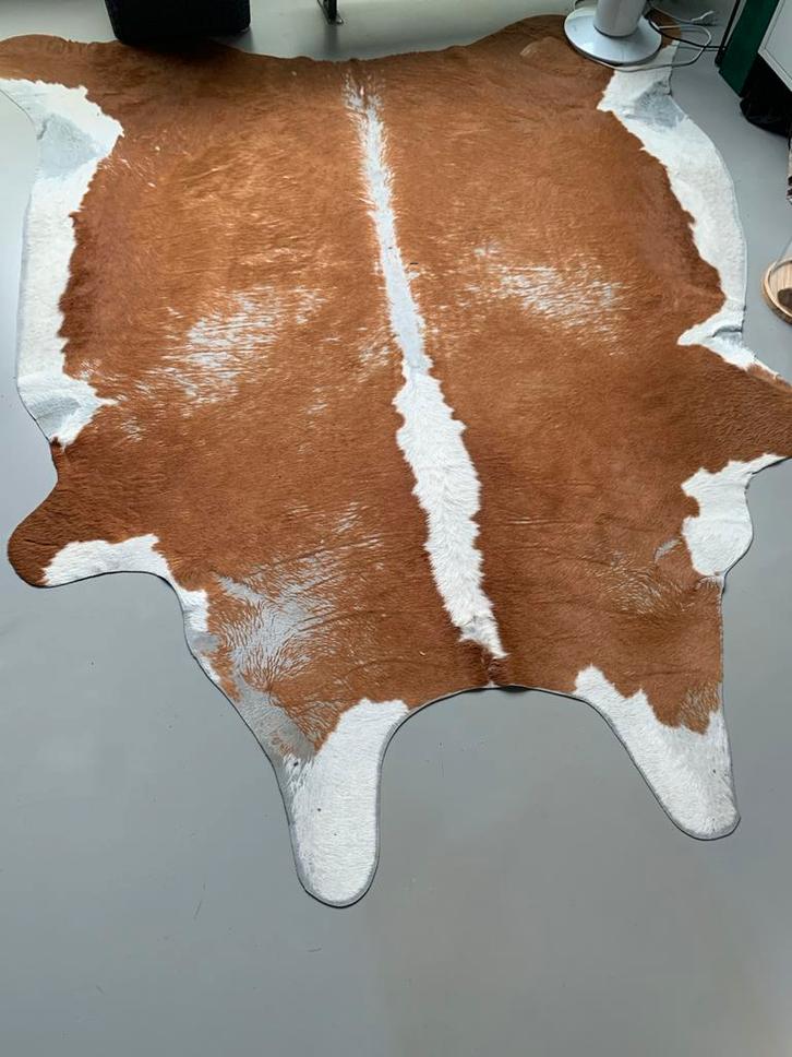 Uniek Koeienhuid Vloerkleed - Bruin/Wit, Huis en Inrichting, Stoffering | Tapijten en Kleden, Zo goed als nieuw, 150 tot 200 cm